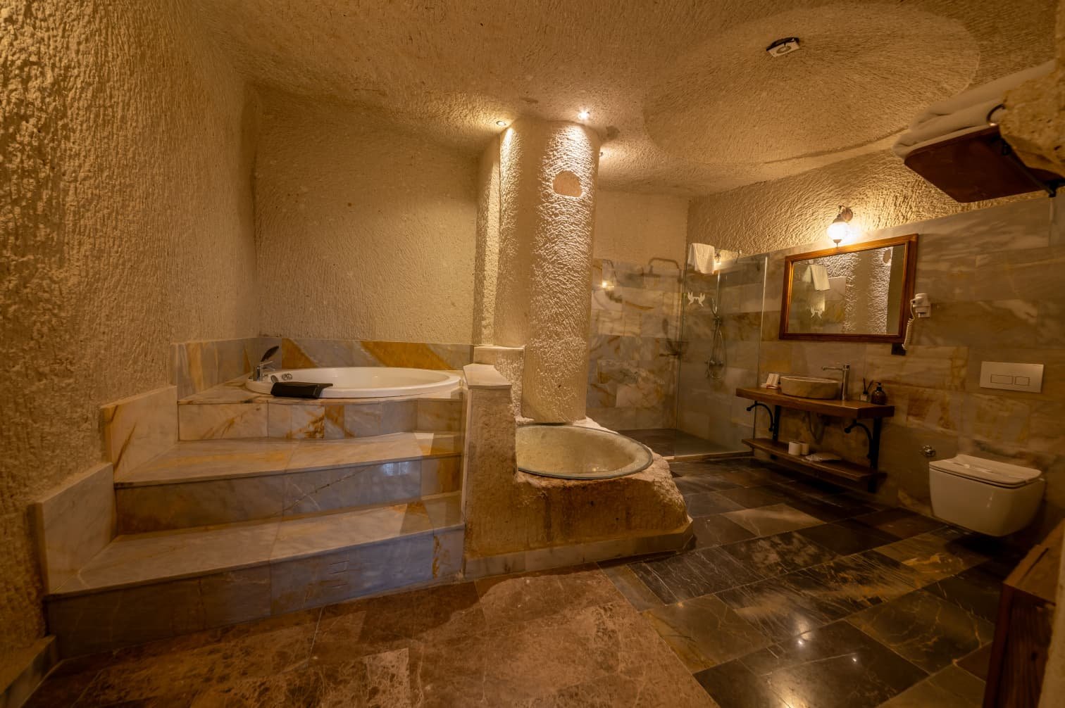 Room 101 · Deluxe Jacuzzi Room photo 4
