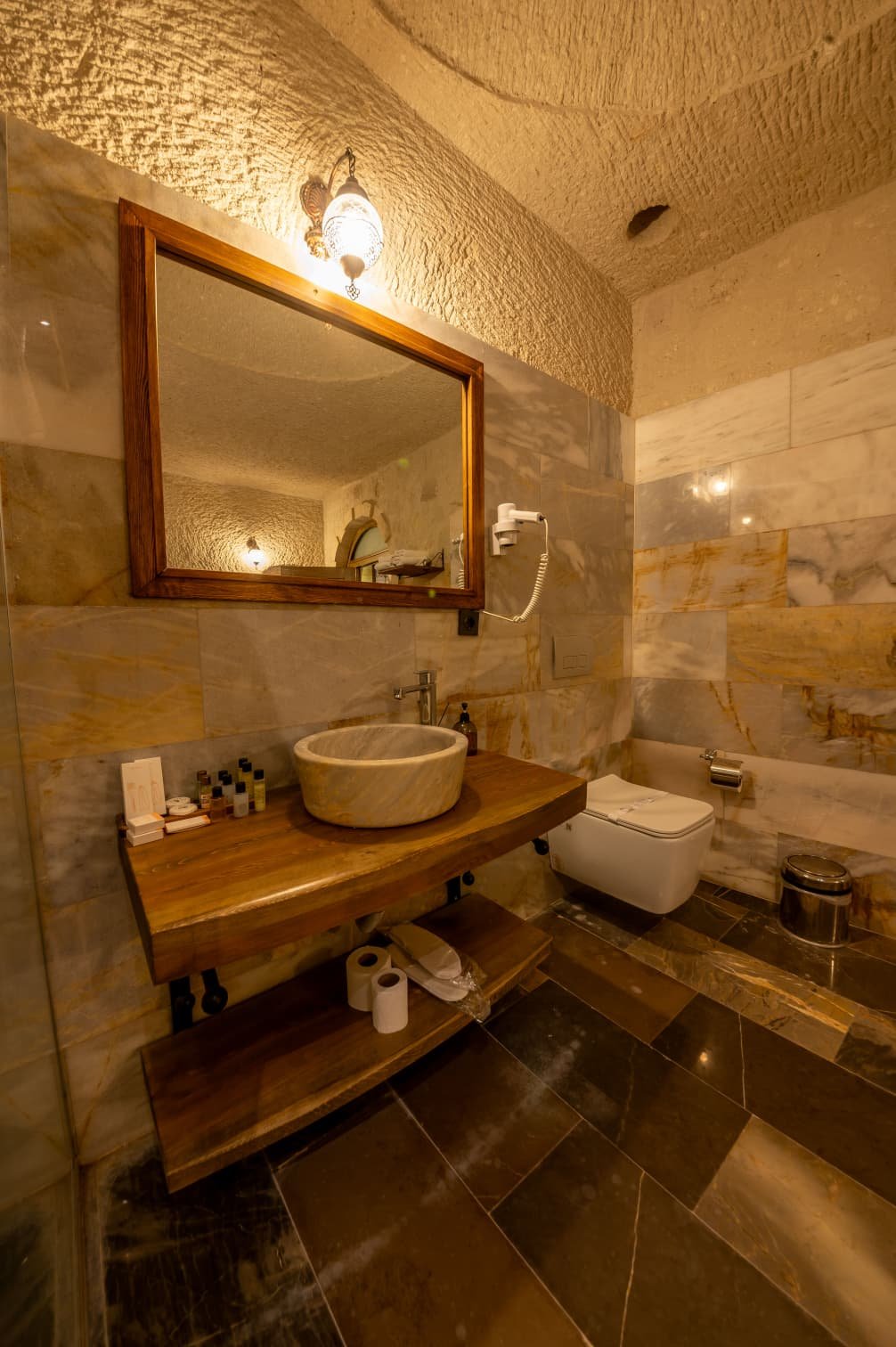 Room 101 · Deluxe Jacuzzi Room photo 6