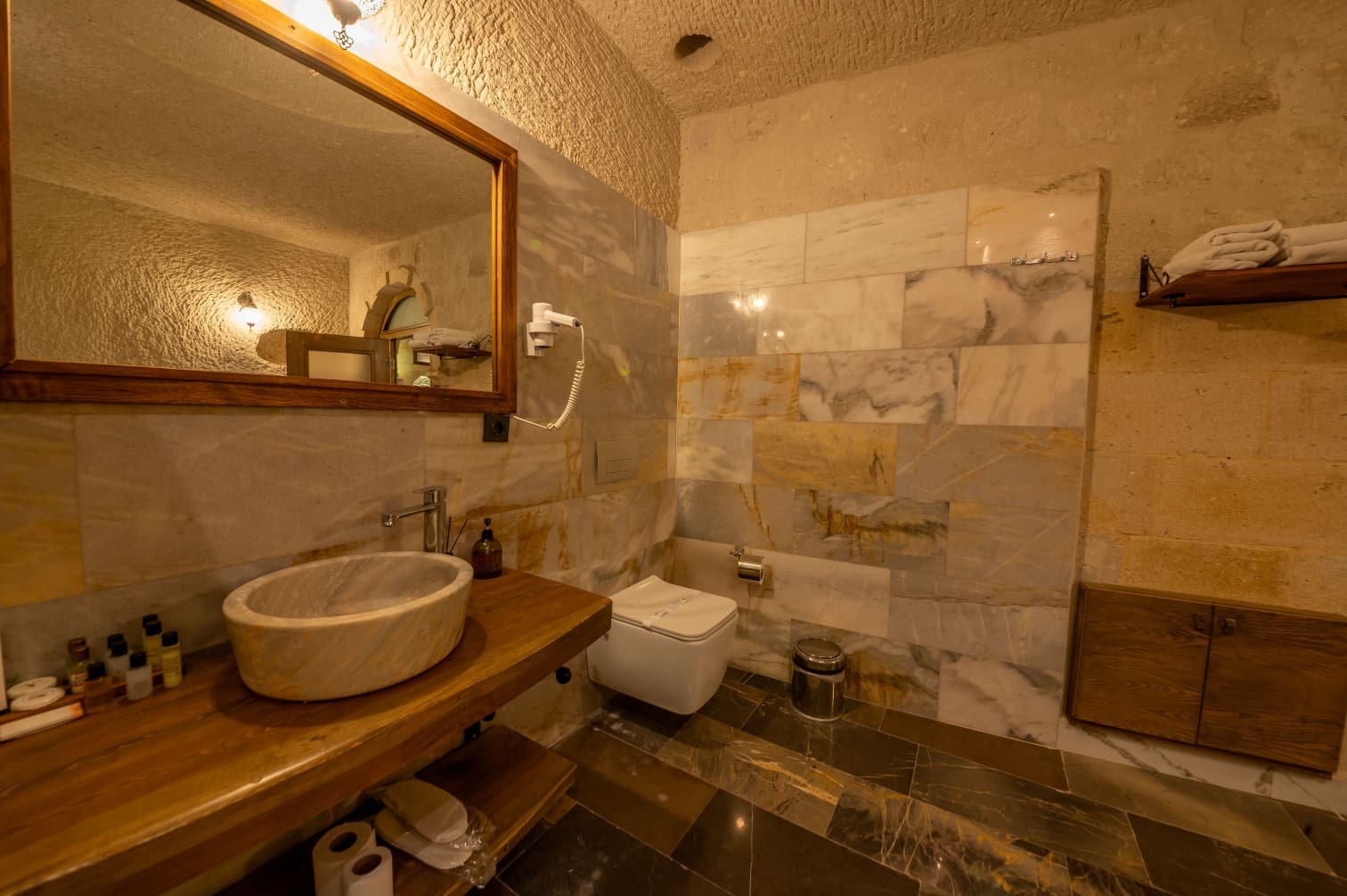 Room 101 · Deluxe Jacuzzi Room photo 7