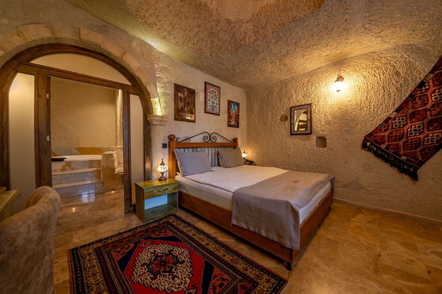 Room 101 · Deluxe Jacuzzi Room photo 8