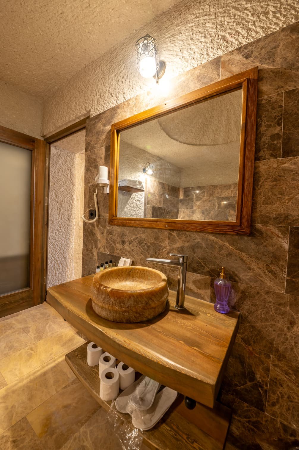 Room 105 · Deluxe Jacuzzi Room photo 2