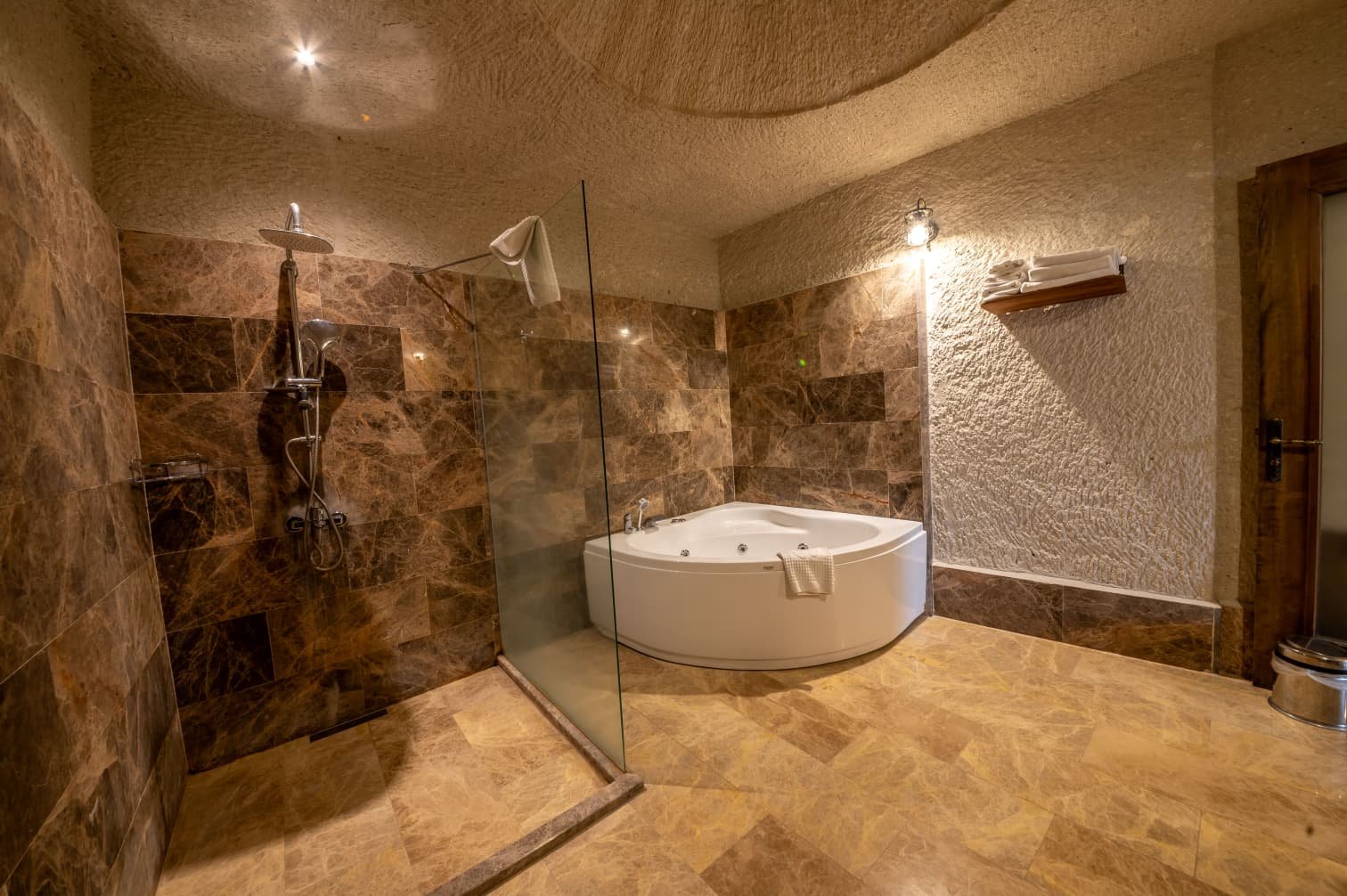 Room 105 · Deluxe Jacuzzi Room photo 3