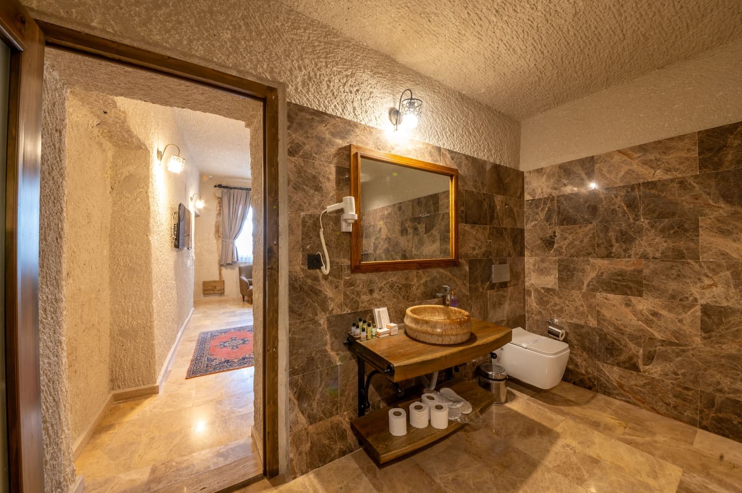 Room 105 · Deluxe Jacuzzi Room photo 4