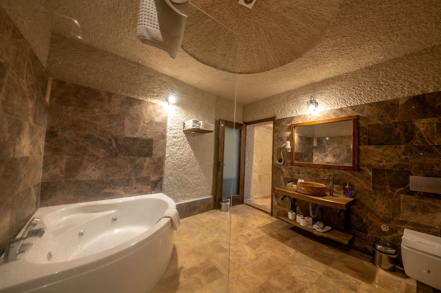 Room 105 · Deluxe Jacuzzi Room photo 5