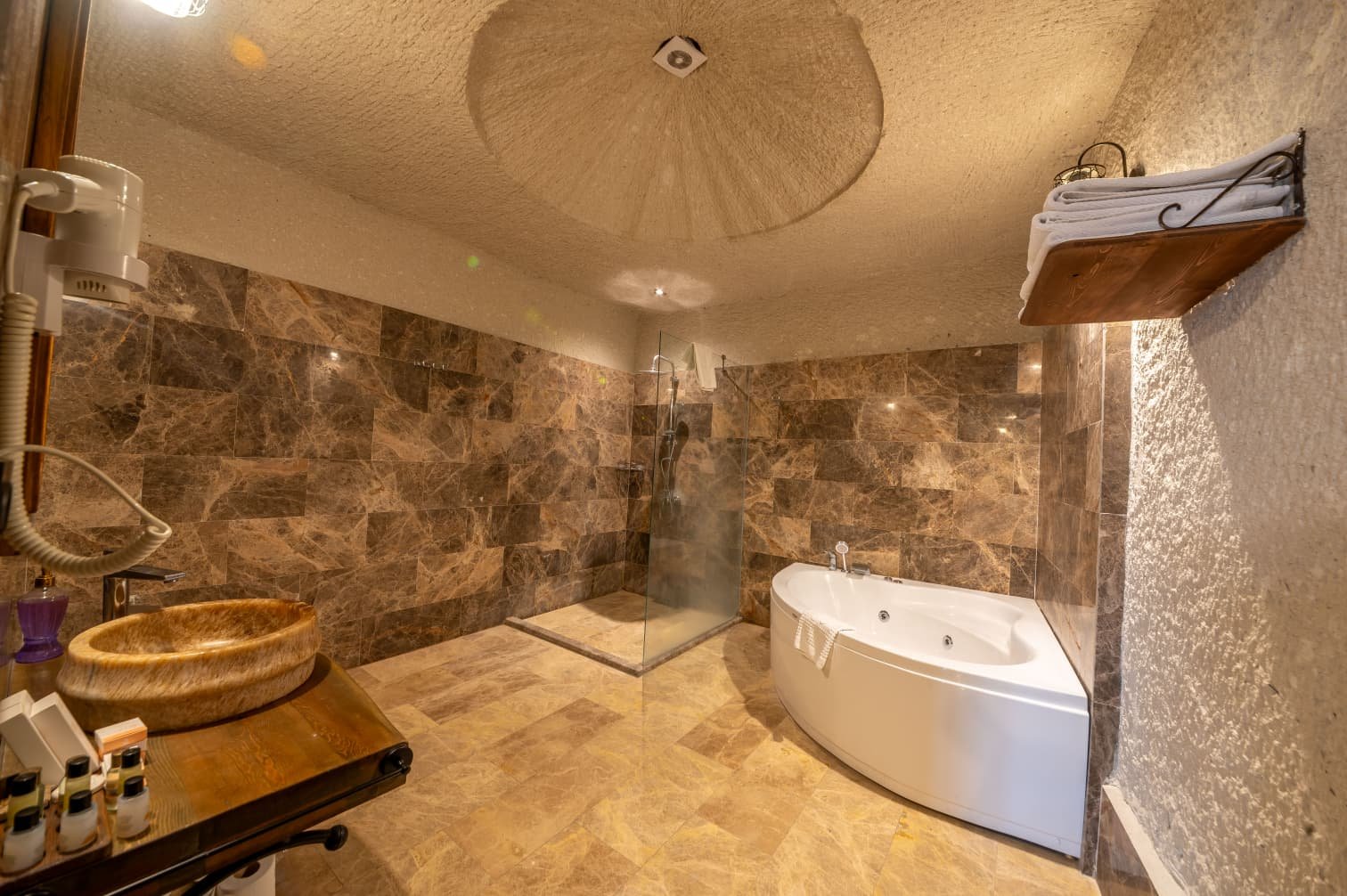 Room 105 · Deluxe Jacuzzi Room photo 6