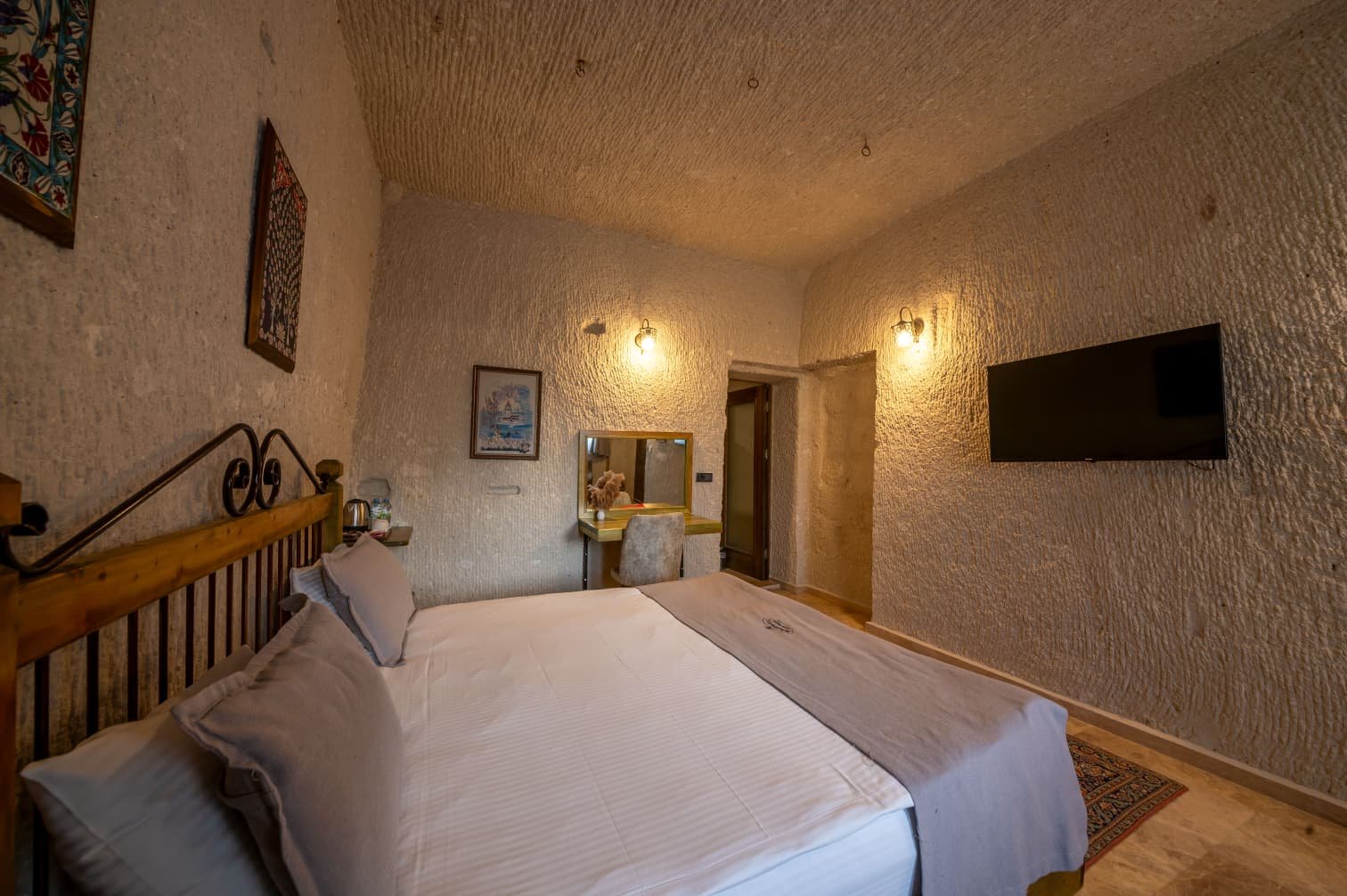 Room 105 · Deluxe Jacuzzi Room photo 8