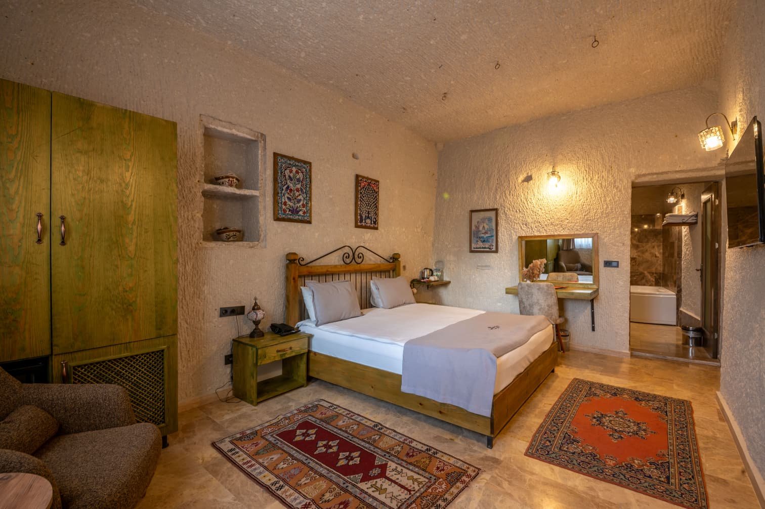 Room 105 · Deluxe Jacuzzi Room photo 10