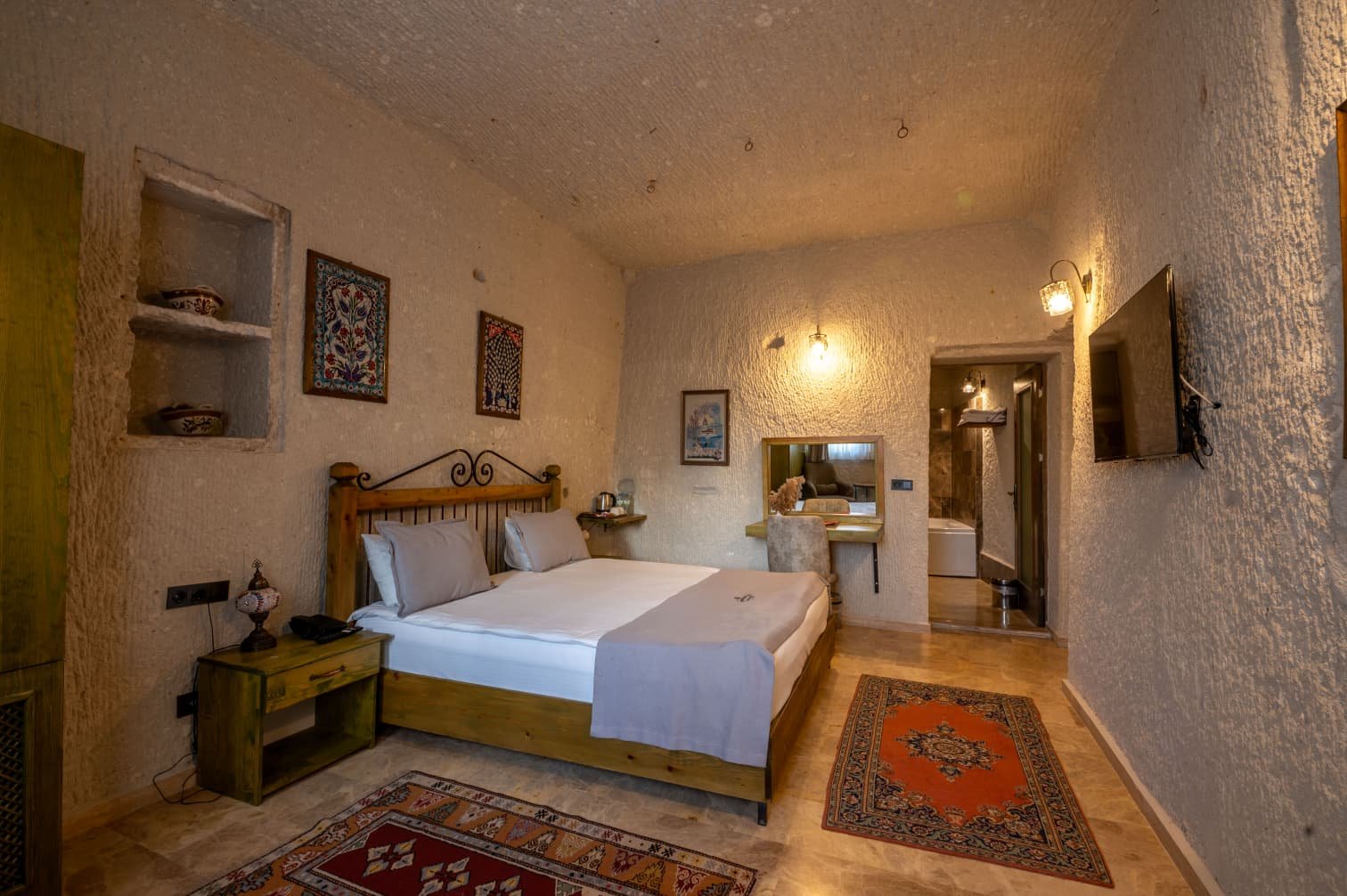 Room 105 · Deluxe Jacuzzi Room photo 11