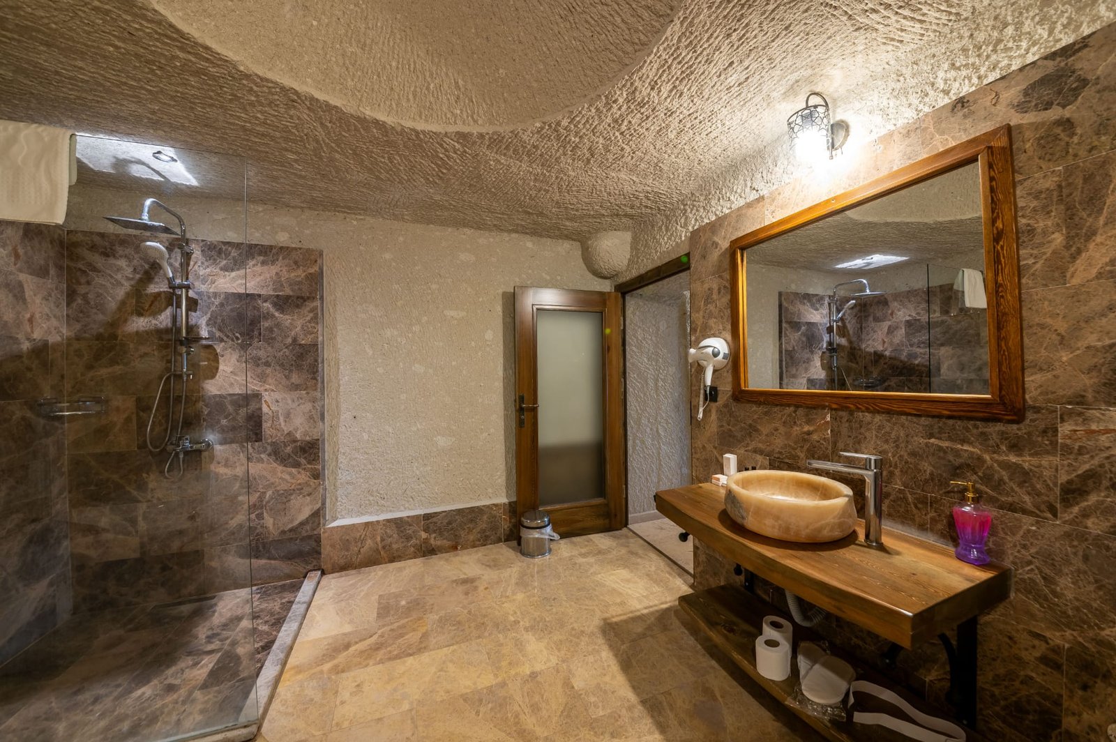 Room 106 · Deluxe Jacuzzi Room photo 2