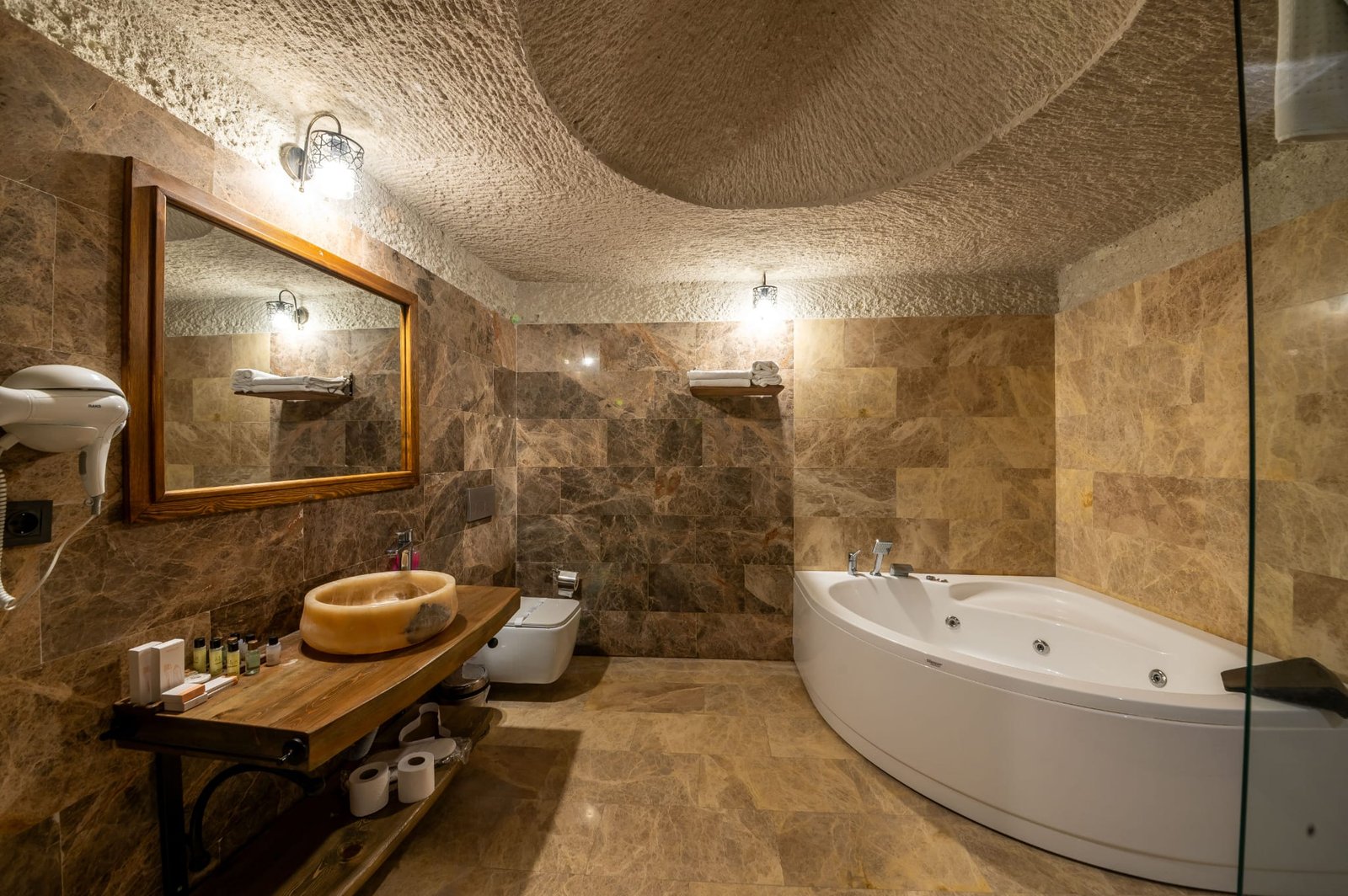 Room 106 · Deluxe Jacuzzi Room photo 5