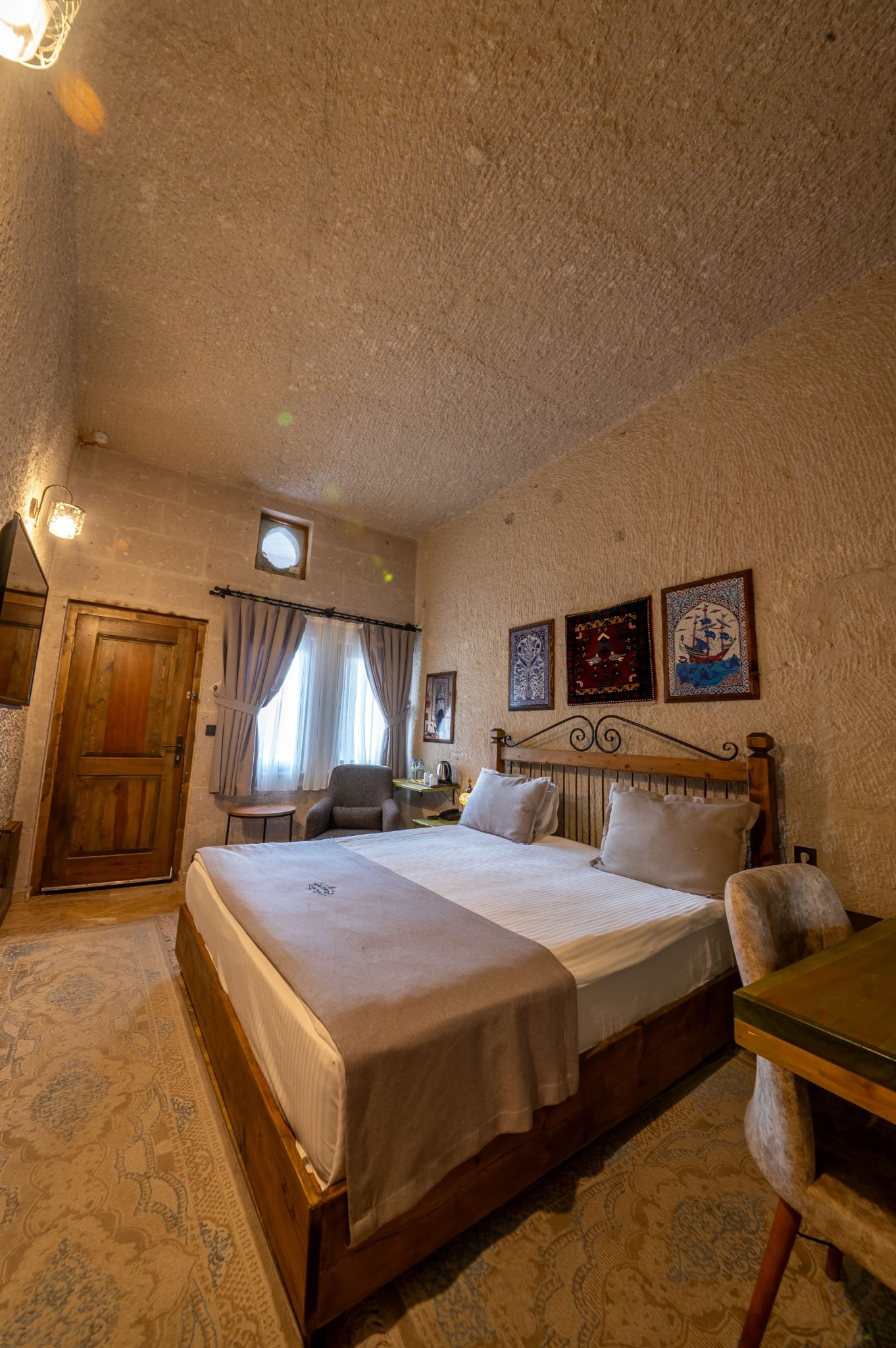 Room 106 · Deluxe Jacuzzi Room preview