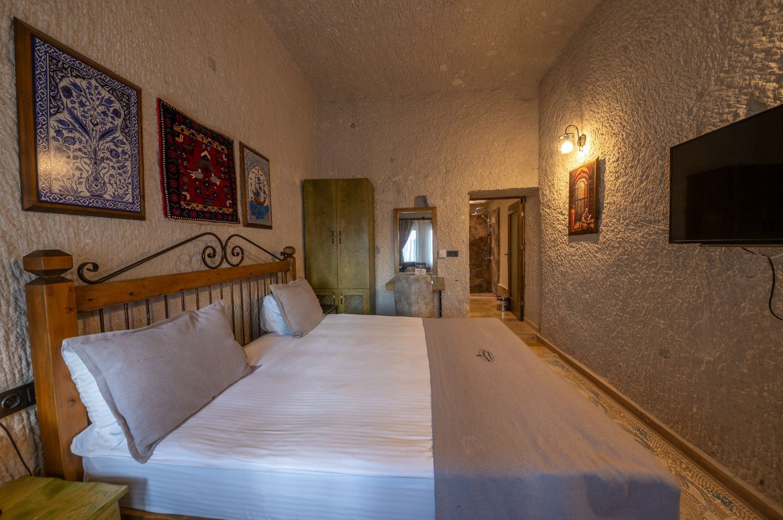 Room 106 · Deluxe Jacuzzi Room photo 7