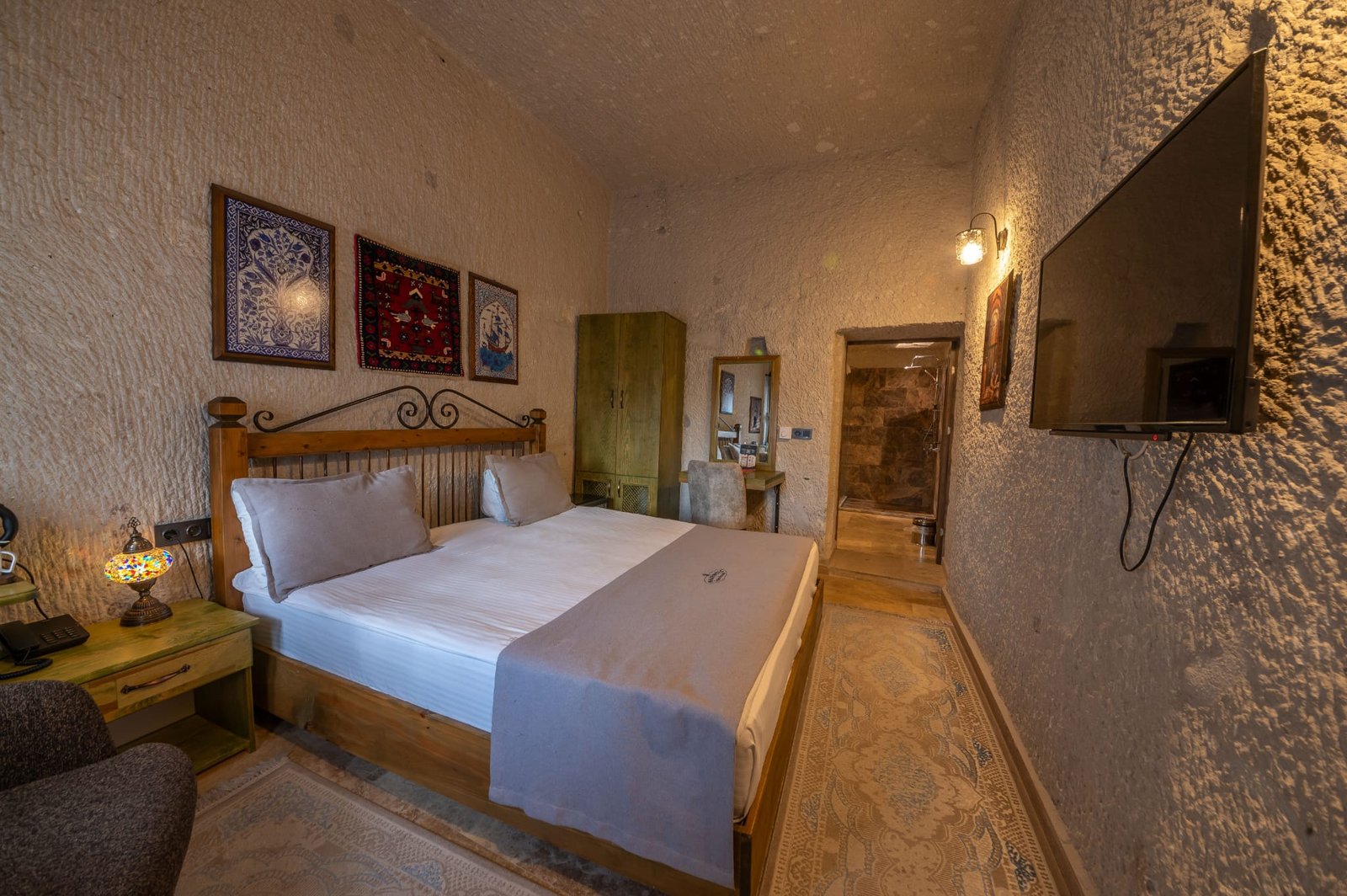 Room 106 · Deluxe Jacuzzi Room photo 8