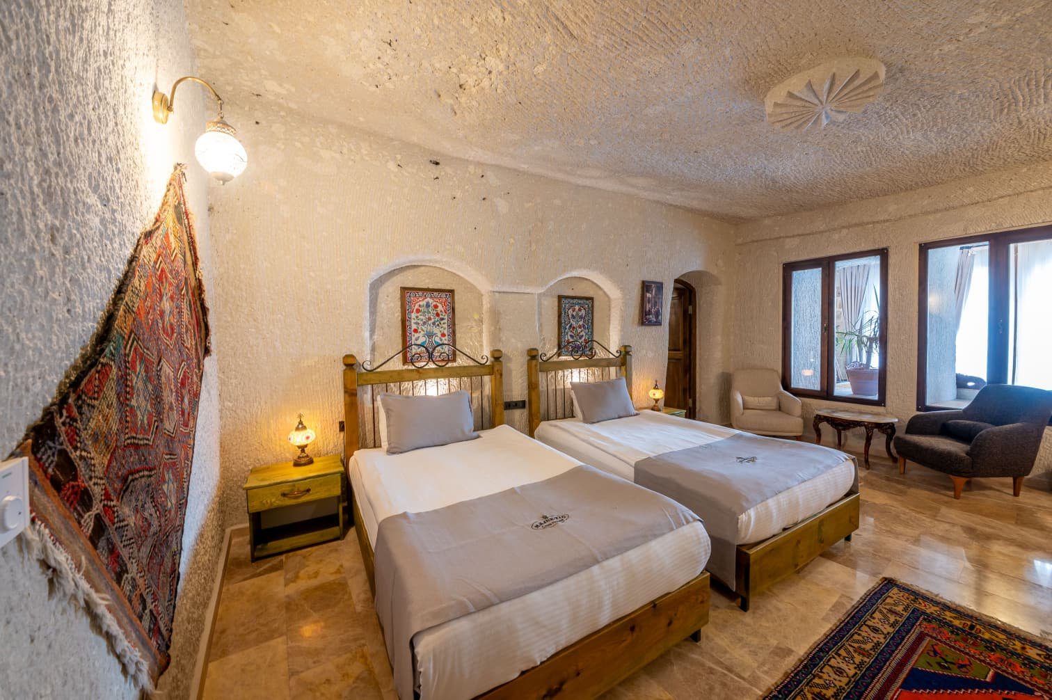 Room 107 · King Suite & Extra Sofa photo 8