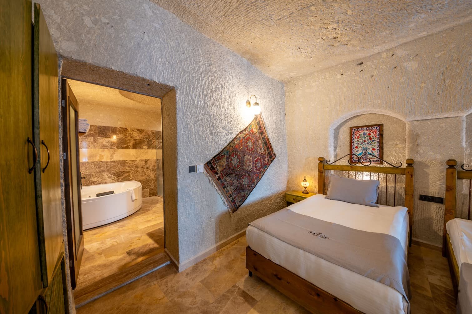 Room 107 · King Suite & Extra Sofa photo 10