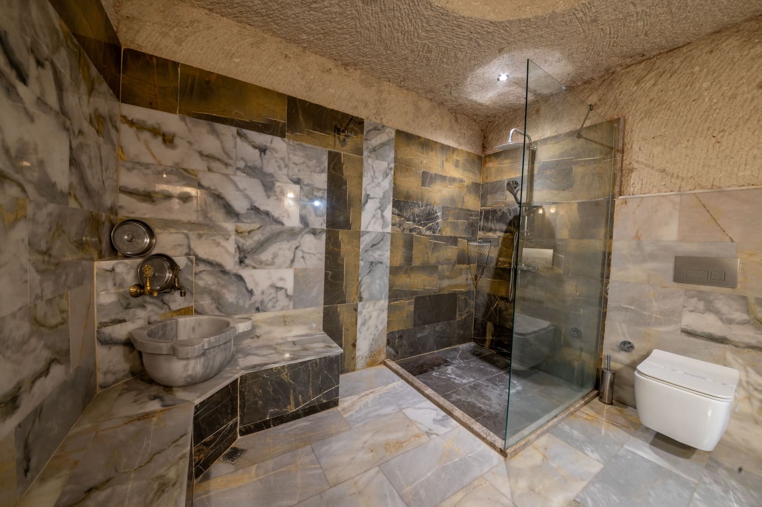 Room 108 · Queen Suite photo 2