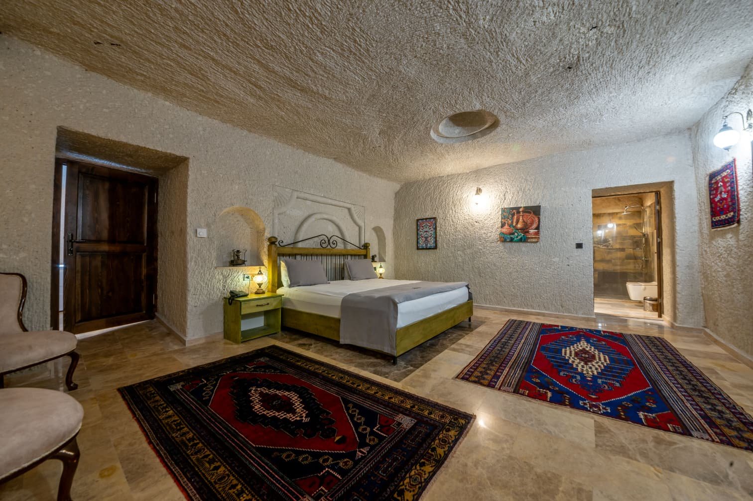 Room 108 · Queen Suite photo 11