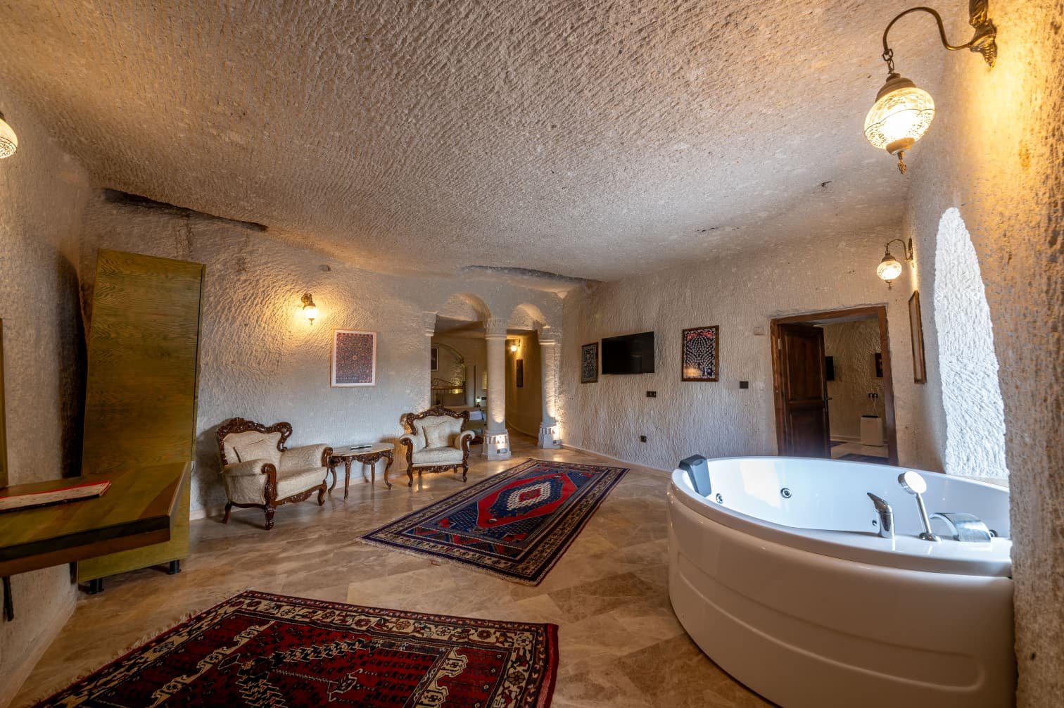 Room 108 · Queen Suite photo 35